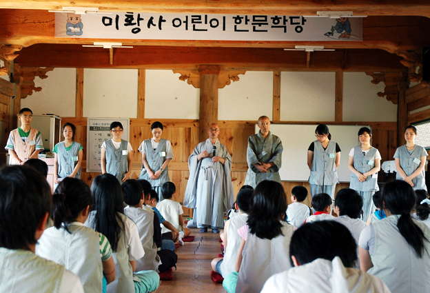 아이들을 이끌어줄 선생님들입니다-아이들을 엄마처럼 아빠처럼 살펴주실 선생님들입니다.
김동현 정윤선 정영선 송승연 이정진 김희은 손성원 박설희  선생님입니다.
현직교사도 있고 유학생도 있고 대학생도 있고 서른 넘은 연주자도 있습니다.
손성원 박설희 선생님은 한문학당 출신이라 그 마음 남다른 모양입니다. 
모두 모두 착한 선생님들입니다.
