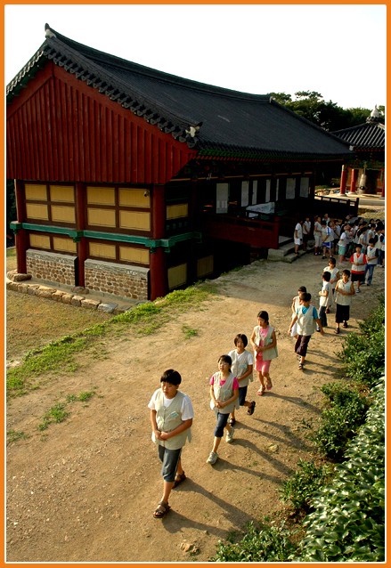 밥 먹으러 갑니다-아침 저녁공양은 집에서 먹듯이 먹고 점심은 발우공양을 합니다.
녀석들은 지금 저녁 먹으러 가는 중입니다.
밥 먹으러 가는 것도 마구잡이로 가는 법이 없습니다.
밥 먹는 것도 수행이니까요,