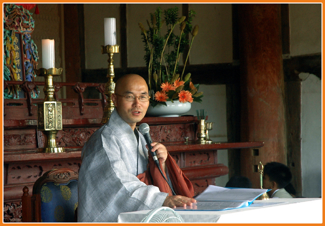 내게도 새 법명이 생겼다-새로받은 이름처럼
잘 자라야 합니다.

주지스님이 오늘은 법사스님입니다.