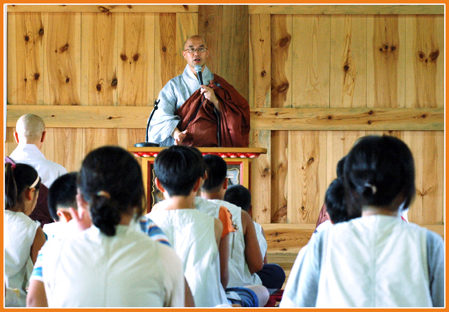 한문학당은 시작되고-52명의 학동들이 모여 드디어 2차 한문학당이 시작되었습니다.
이번 차수 아이들은 유난히 조용하고 말도 잘 듣는다고 선생님들
칭찬이 자자합니다.