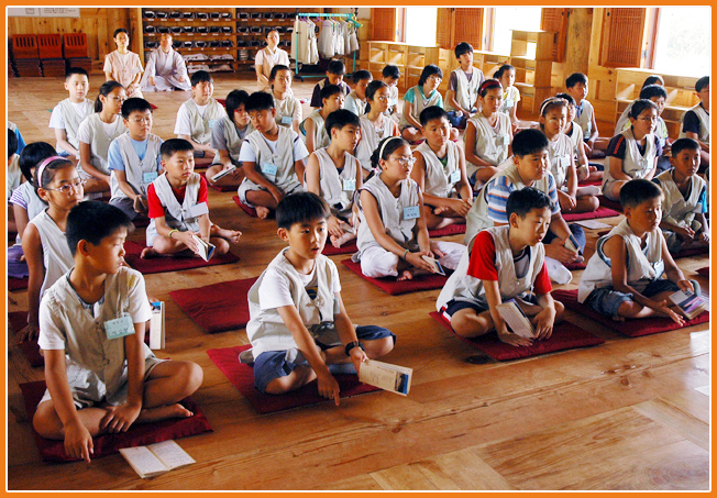 한문학당은 시작되고-52명의 학동들이 모여 드디어 2차 한문학당이 시작되었습니다.
이번 차수 아이들은 유난히 조용하고 말도 잘 듣는다고 선생님들
칭찬이 자자합니다.