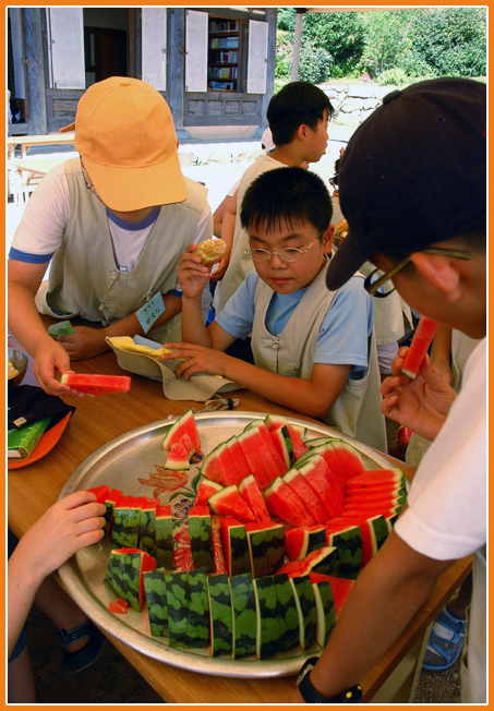 맛있다 밥-주전부리가 없다보니 아이들 입이 궁금할 겁니다.
그래서 하루에 한 번 2시30분에 간식이 나갑니다
수박 감자 옥수수 복숭아 같은 야채나 과일입니다. 
녀석들 아이스크림도 과자도 먹고 싶을텐데...
좀 안쓰럽습니다.
저녁공양 때 녀석들 좋아하는 자장밥 카레밥 하이라이스 같은 걸
해주지만 그래도 녀석들 좀 안쓰럽습니다.