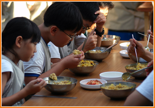맛있다 밥-주전부리가 없다보니 아이들 입이 궁금할 겁니다.
그래서 하루에 한 번 2시30분에 간식이 나갑니다
수박 감자 옥수수 복숭아 같은 야채나 과일입니다. 
녀석들 아이스크림도 과자도 먹고 싶을텐데...
좀 안쓰럽습니다.
저녁공양 때 녀석들 좋아하는 자장밥 카레밥 하이라이스 같은 걸
해주지만 그래도 녀석들 좀 안쓰럽습니다.