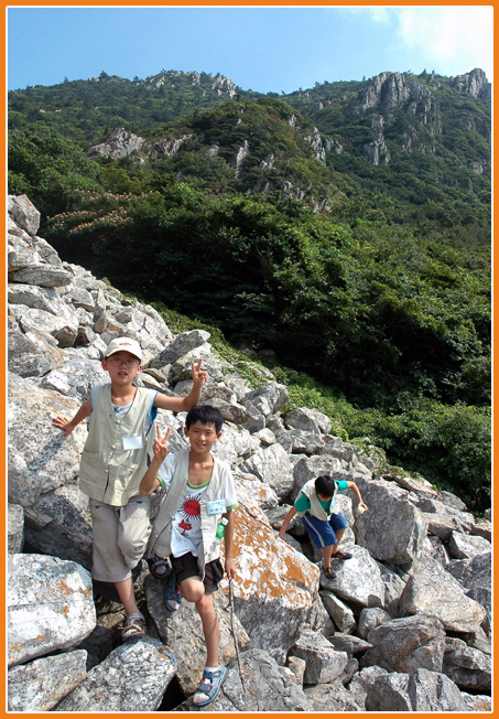 달마산 산행-달마산에 올랐습니다
오른 게 아니라 옆으로 갔습니다.
날씨가 너무 더워 산책로 따라 달마산 옆구리를 타고 갔습니다.