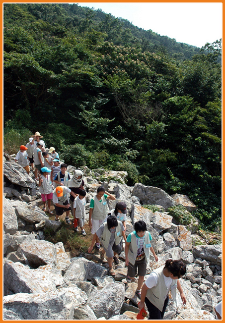 달마산 산행-달마산에 올랐습니다
오른 게 아니라 옆으로 갔습니다.
날씨가 너무 더워 산책로 따라 달마산 옆구리를 타고 갔습니다.