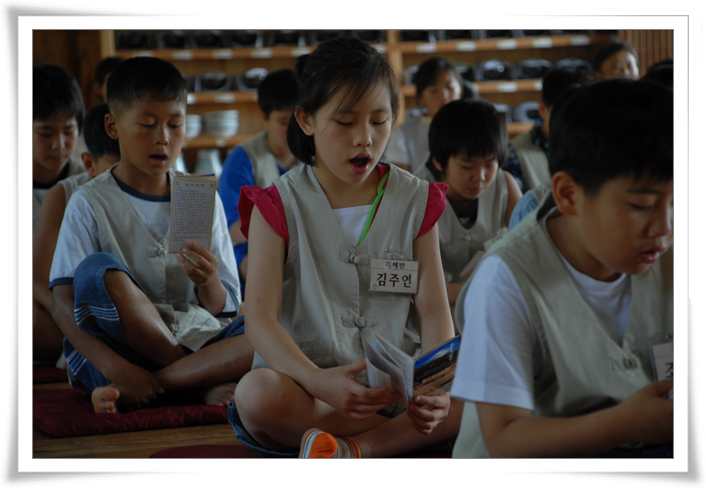예불문 배우기-일주이 동안 하루, 2번씩 외워야 하는

예불문을 배움니다.

처음 배우는 예불문이지만

스님따라 하는 예불문은 재미있기만 합니다.

"마하반야바라밀다심경...."