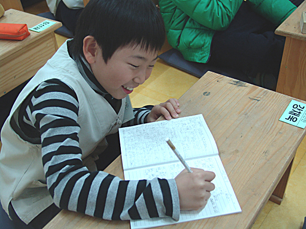 글쓰기 교육-모두 열심히 글쓰기 공부를 합니다