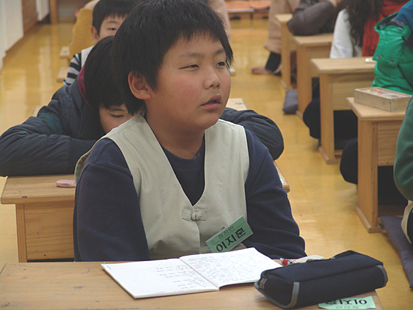 글쓰기 교육-모두 열심히 글쓰기 공부를 합니다