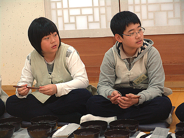 인사나누기-발우습의를 하고 있습니다