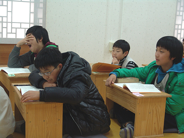 한문교육-모두 열심히 한문교육을 받고 있습니다