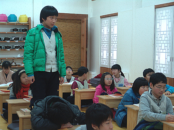 한문교육-모두 열심히 한문교육을 받고 있습니다