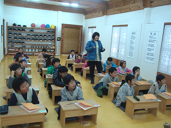 한문교육-모두 열심히 한문교육을 받고 있습니다