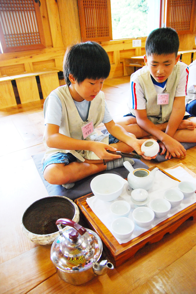 오늘은 다도편 입니다.-아이들이 진지하게 팽주를 하면서 
친구들과 선생님께 차를 대접하는 모습들입니다. 

6명이 한조를 이뤄 아침공양후에 다도를 하고 있으며,
하루에 한번씩 팽주를 바꿔가며 다도를 하면서 
다도를 배우고 있습니다^^ 
