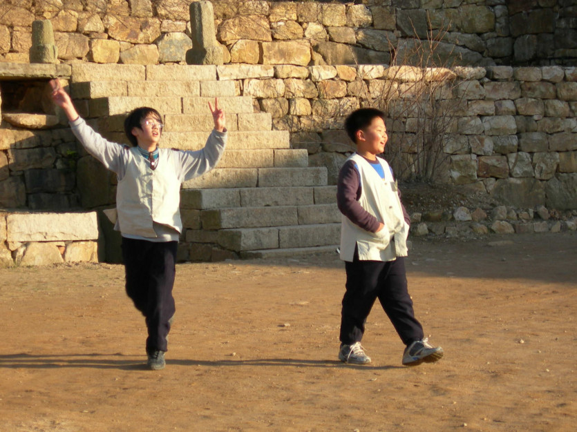 미황사 마당은 축구장-쉬는 시간만 되면 대웅전 마당은 사내 녀석들 축구장이 됩니다.
공 하나로도 하루종일 행복한 녀석들....
바라보는 우리가 되려 행복합니다.