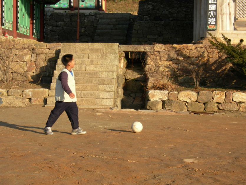 미황사 마당은 축구장-쉬는 시간만 되면 대웅전 마당은 사내 녀석들 축구장이 됩니다.
공 하나로도 하루종일 행복한 녀석들....
바라보는 우리가 되려 행복합니다.